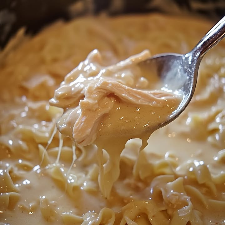 Cozy dinner? Why Slow‑Cooked Chicken Noodles in Creamy Sauce Comforts slow-cooks noodles and chicken in luscious sauce—Discover.